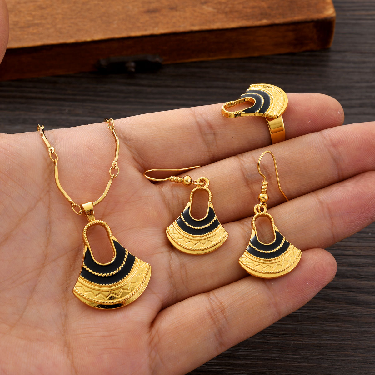 Men Accessories India - Modisches PNG-Schmuckset in Goldfarbe für Damen