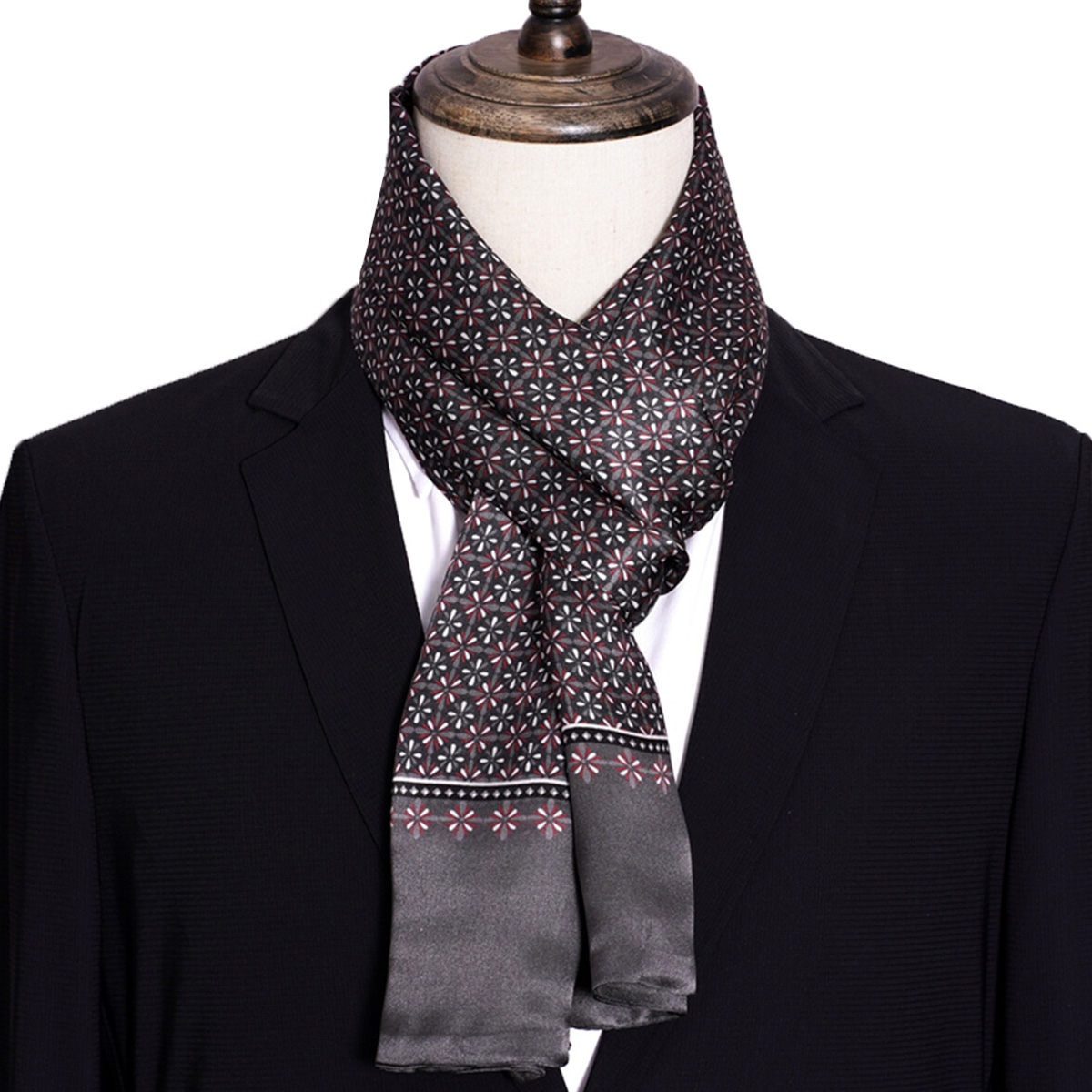 Neuer gestreifter Seidenschal  – Men Accessories Sale Bewertung und Preis